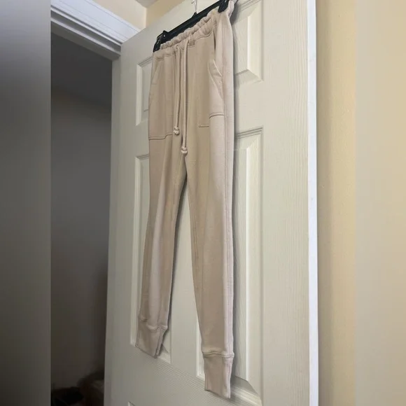 A&F Soft A&F collection Cloud Joggers Cream - Picture 4 of 9